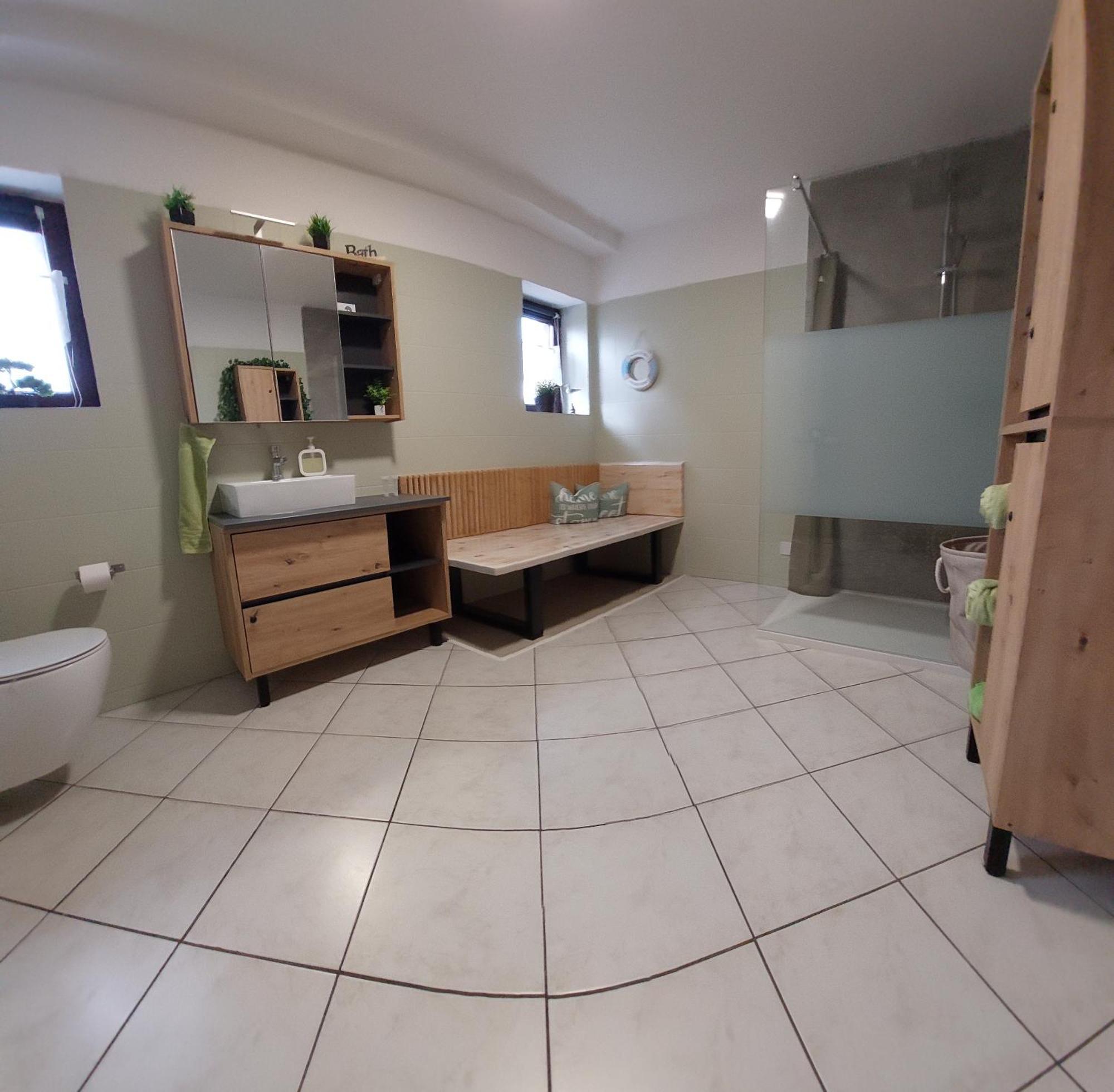Modernes Appartement HOME near Erfurt, mit Kaffeevollautomat, Entertainmentpaket, WLAN , Einkaufsmöglichkeiten und kostenlosen Parkplatz für PKW und Transporter Elxleben Exterior foto